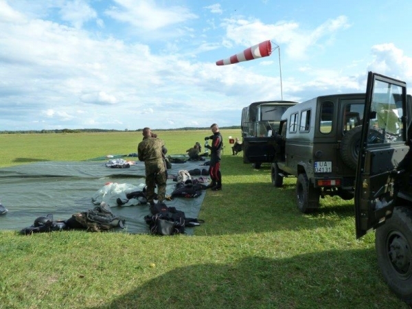 Trening spadochronowy 9 Pułku Rozpoznawczego na lotnisku Wilamowo!